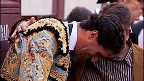Martín Núñez es consolado en el callejón tras cortarse la coleta. (FOTO: Juan Pelegrín / burladero.com)