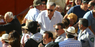 Durante el ciclo de San Miguel se volvieron a repetir los embotellamientos en los acceso a los tendidos de sol durante los primeros toros debido a la escasez de escaleras, teniendo que actuar miembros de seguridad de la plaza. (FOTO: Javier Martínez)