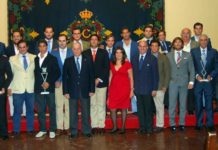 Noche de entrega de premios Los integrantes de 'Gazuza', junto a los premiados.