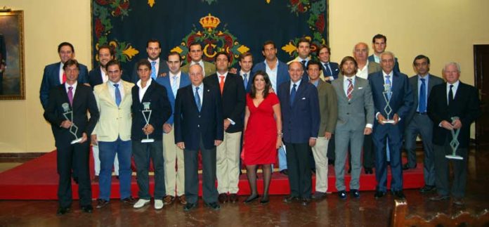 Los integrantes de 'Gazuza', junto a los premiados.