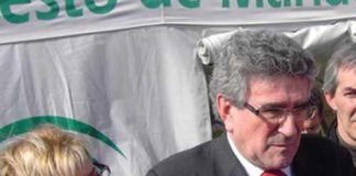 La delegada Carmen Tovar, a la espalda del consejero de Gobernación, Luis Pizarro. (FOTO: Sevilla Actualidad)