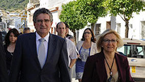 El consejero Luis Pizarro y la delegada Carmen Tovar. (FOTO: Junta de Andalucía)