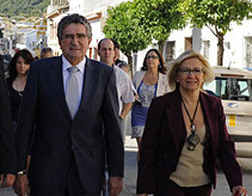 El consejero Luis Pizarro y la delegada Carmen Tovar. (FOTO: Junta de Andalucía)