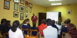 El cirujano Ramón Vila durante su conferencia en Aula Taurina.