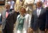La delegada de la Junta de Andalucía en Sevilla, Carmen Tovar, flanqueda por los empresarios de la Maestranza, Eduardo Canorea y Ramón Valencia.