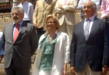 La Unión de Abonados pide a la Junta que tome declaración a Eduardo Canorea y Ramón Valencia La delegada de la Junta de Andalucía en Sevilla, Carmen Tovar, flanqueda por los empresarios de la Maestranza, Eduardo Canorea y Ramón Valencia.