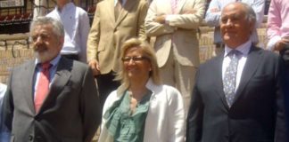 La delegada de la Junta de Andalucía en Sevilla, Carmen Tovar, flanqueda por los empresarios de la Maestranza, Eduardo Canorea y Ramón Valencia.