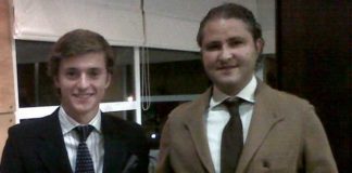 El joven Francisco Lama, de la Escuela de Sevilla, con el trofeo.