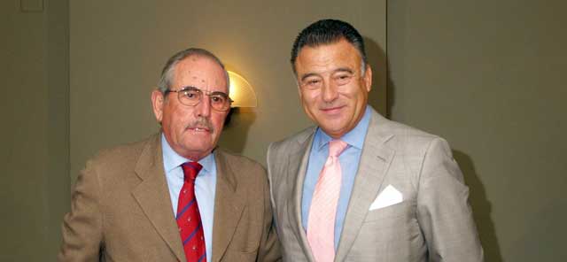 El ganadero Eduardo Miura junto a Felipe Luis Maestro.