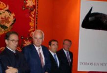 A los maestrantes les va la marcha Miembros de la Junta de Gobierno de la Maestranza, junto al autor del cartel y la obra.