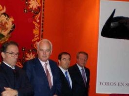 Miembros de la Junta de Gobierno de la Maestranza, junto al autor del cartel y la obra.