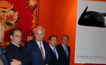 Miembros de la Junta de Gobierno de la Maestranza, junto al autor del cartel y la obra.