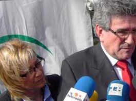 La delegada de la Junta en Sevilla, Carmen Tovar, junto al consejero Luis Pizarro.