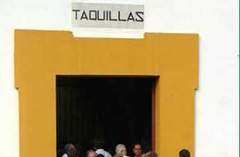 Colas para sacar abonos y entradas en la Maestranza. (FOTO: Javier Martínez)