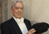 El Nobel de Literatura, Mario Vargas Llosa, con la montera de Curro Romero. (FOTO: ABC)