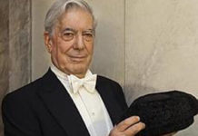 Vargas Llosa y la montera de Curro El Nobel de Literatura, Mario Vargas Llosa, con la montera de Curro Romero. (FOTO: ABC)