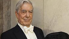 El Nobel de Literatura, Mario Vargas Llosa, con la montera de Curro Romero. (FOTO: ABC)