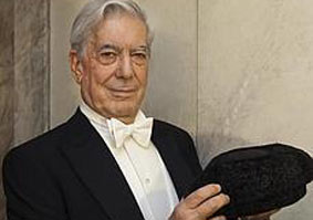 El Nobel de Literatura, Mario Vargas Llosa, con la montera de Curro Romero. (FOTO: ABC)