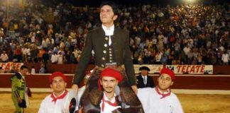 Diego Ventura, en la salida a hombros en Mérida (México).