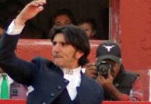 Ventura pincha una buena labor en Saltillo (México) Diego Ventura, saludando en la plaza de Saltillo (México).