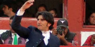 Diego Ventura, saludando en la plaza de Saltillo (México).