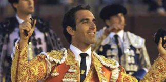 Salvador Cortés pide lidiar en 48 horas la de Victorino Martín y Dolores Aguirre Triunfo de Salvador Cortés en Sevilla: una imagen habitual. (FOTO: Matito)