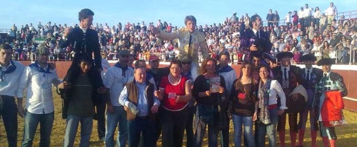 Leonardo Hernández, El Cordobés y Conde, a hombros en El Viso. (FOTO: Eduardo Duarte)