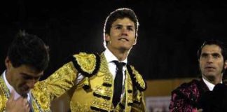 Luque, junto a Jesulin y Conde, a hombros hoy en Ubrique. FOTO Burladero.com