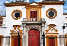 Un Corpus muy foráneo toma Sevilla