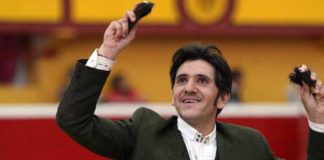 El sevillano Diego Ventura, con las dos orejas del segundo de su lote.