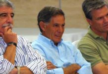 Los abonados piden que los políticos advenedizos dejen de ser juguetes de los taurinos Manuel Brenes, máximo responsable de la política taurina de la Junta, siempre rodeado de toreros. (FOTO: Javier Martínez)