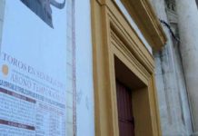 La empresa de la Maestranza elimina la ‘facilidad’ de fraccionar el pago Los carteles del abono 2011, en la Puerta del Príncipe. (FOTO: Javier Martínez)