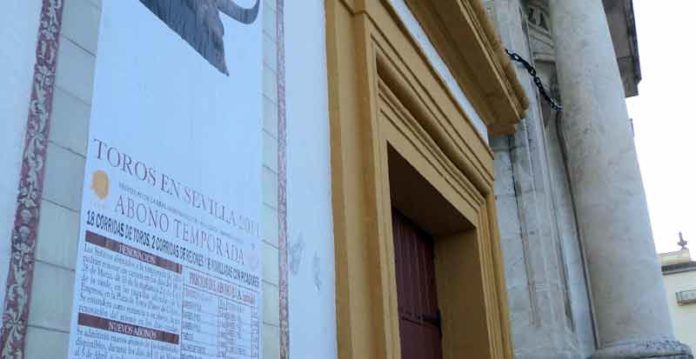 Los carteles del abono 2011, en la Puerta del Príncipe. (FOTO: Javier Martínez)