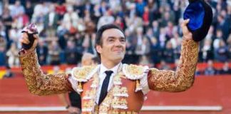 El sevillano El Cid, con la primera oreja ganada esta tarde en Valencia. (FOTO: I.Tena/burladero.com)