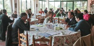 Las mesas de trabajo de los abonados y aficionados. (FOTO: Paco Díaz / toroimagen.com)