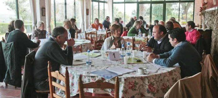 Las mesas de trabajo de los abonados y aficionados. (FOTO: Paco Díaz / toroimagen.com)