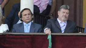 Francisco Herrera, a la izquierda en el palco el día del escándalo de Zalduendo, volvería a ser nombrado por Carmen Tovar tras las presiones recibidas. (FOTO: Sevilla Taurina)