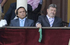 Francisco Herrera, a la izquierda en el palco el día del escándalo de Zalduendo, volvería a ser nombrado por Carmen Tovar tras las presiones recibidas. (FOTO: Sevilla Taurina)