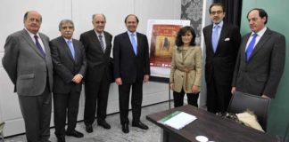 Los organizadores y patrocinadores de las Jornadas junto al cartel.