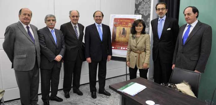 Los organizadores y patrocinadores de las Jornadas junto al cartel.