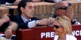 La polémica delegada de la Junta, Carmen Tovar, pasa por delante del veterinario 'enchufado', Álvaro Pedregosa. (FOTO: Javier Martínez)