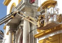 La Maestranza se pone guapa Dos pintores repasan la Puerta del Príncipe. (FOTO: Javier Martínez)