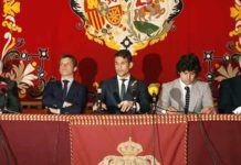 Algo más que una buena Feria de Abril Los empresarios de Sevilla, junto a El Juli, Manzanares y Morante, en la presentación del abono 2011.