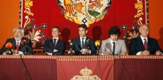 Los empresarios de Sevilla, junto a El Juli, Manzanares y Morante, en la presentación del abono 2011.