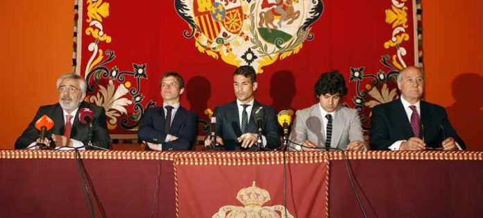 Los empresarios de Sevilla, junto a El Juli, Manzanares y Morante, en la presentación del abono 2011.