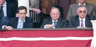 A la izquierda, Álvaro Pedregosa, el joven veterinario 'enchufado' por la delegada Carmen Tovar. En el centro, el presidete Julián Salguero, cuyo jefe en Aljarafesa es el suegro del veterinario. (FOTO: Paco Díaz / toroimagen.com)