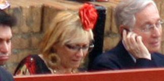 La delegada Carmen Tovar, vestida de flamenca, en pleno callejón de la Maestranza un día de farolillos. (FOTO: Javier Martínez)