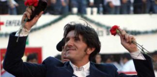 Ventura, con la oreja ganada en Autlán de la Granada. (FOTO: Antonio Santos)