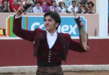 Nuevo triunfo de Ventura en México Diego Ventura con los máximos trofeos logrados en su segundo. (FOTO: Arturo Galván)
