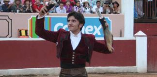 Diego Ventura con los máximos trofeos logrados en su segundo. (FOTO: Arturo Galván)